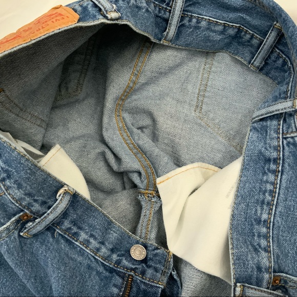 Levi's 505 Denim Blue Jean Shorts
Made of 100% Cotton
Size 40 - Picture 10 of 12